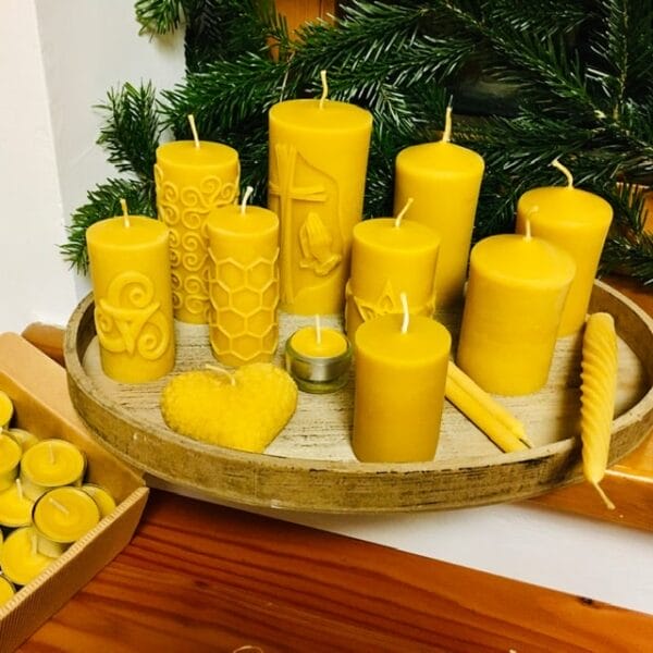 Bienenwachskerzen in verschiedenen Formen